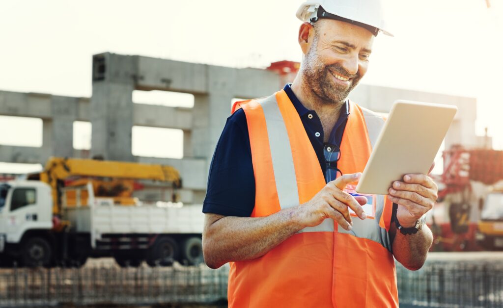 Ingegnere in cantiere con tablet