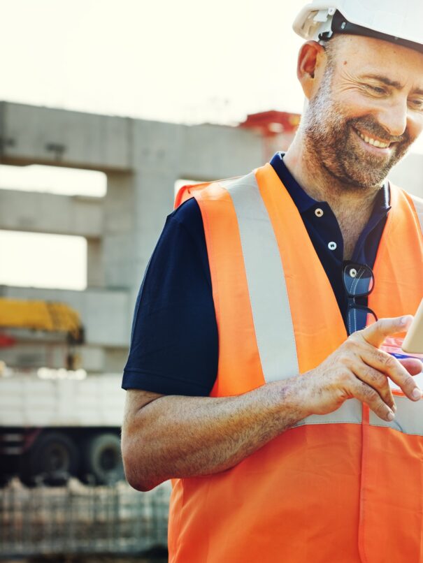 Ingegnere in cantiere con tablet