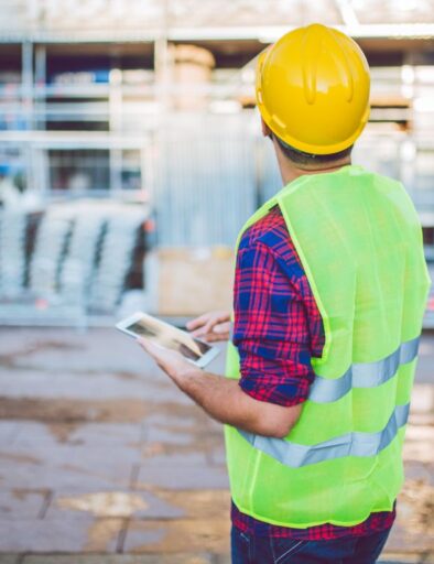 responsabile sicurezza con tablet controlla cantiere