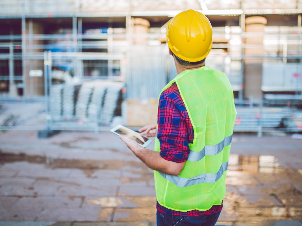 responsabile sicurezza con tablet controlla cantiere